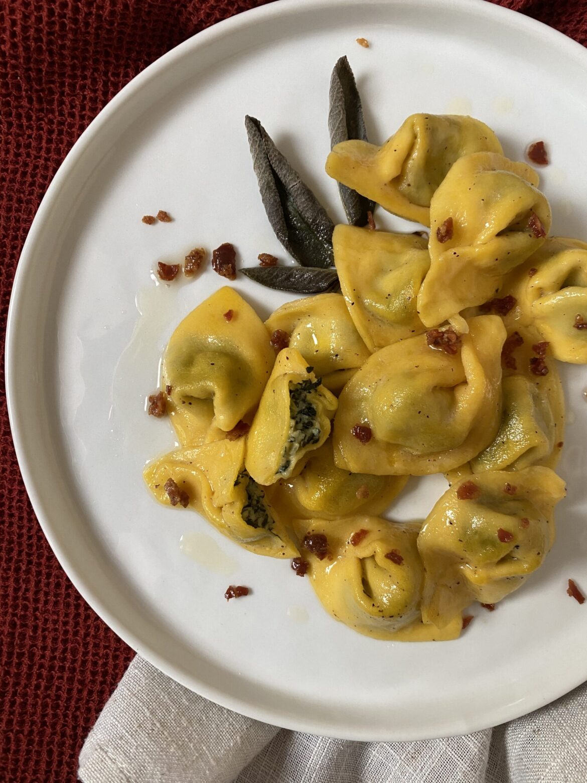 tortelloni cavolo nero taleggio e bacon_chiaratraifornelli